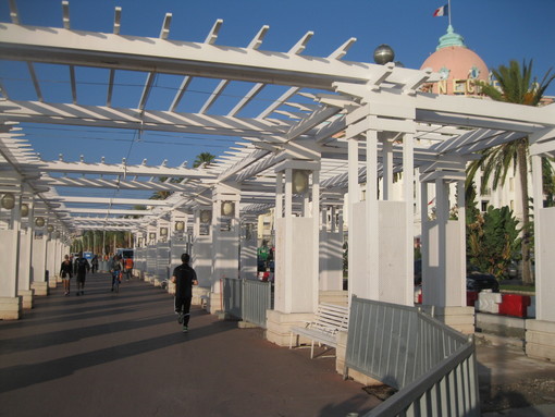 I lavori in Promenade des Anglais ed al Quai des Etats rifanno il look ai tradizionali 'pergolas'
