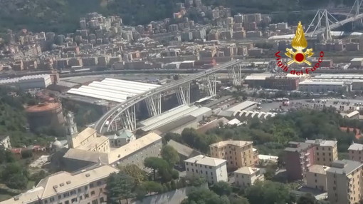 Crollo morandi di Genova: bandiere a mezz'asta in segno di lutto anche in Francia