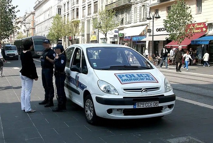 Nizza rafforza le regole contro i disturbi in strada: stop ai gruppi molesti in 18 zone della città Nizza rafforza le regole contro i disturbi in strada: stop ai gruppi molesti in 18 zone della città