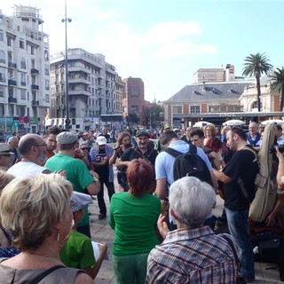 Sergio Berardo e i Lou Dalfin da Cuneo a Place Massena in difesa della Cuneo-Nizza