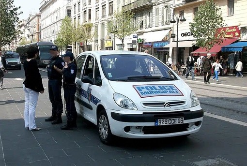 Nizza rafforza le regole contro i disturbi in strada: stop ai gruppi molesti in 18 zone della città Nizza rafforza le regole contro i disturbi in strada: stop ai gruppi molesti in 18 zone della città