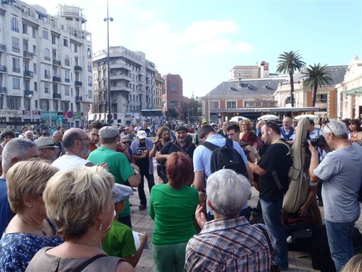 Sergio Berardo e i Lou Dalfin da Cuneo a Place Massena in difesa della Cuneo-Nizza Sergio Berardo e i Lou Dalfin da Cuneo a Place Massena in difesa della Cuneo-Nizza
