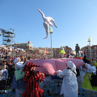 Carnevale a Nizza di domenica pomeriggio sotto un sole primaverile (Fotogallery)