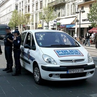 Nizza rafforza le regole contro i disturbi in strada: stop ai gruppi molesti in 18 zone della città