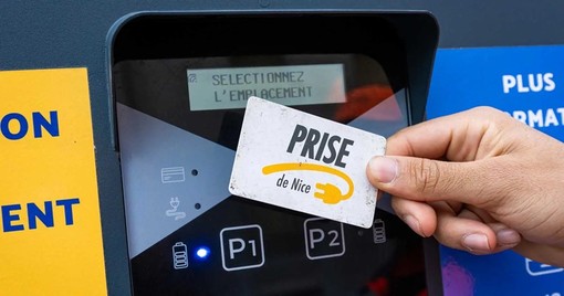 Nizza accelera sull’elettrico: più colonnine pubbliche dopo l’addio al car sharing Renault