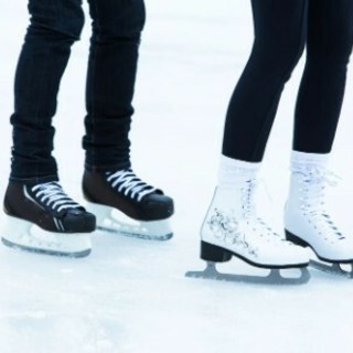 La magia del Natale è entrata nel vivo a Mentone: dal 6 dicembre, la pista di pattinaggio “Un Noël à la montagne”.