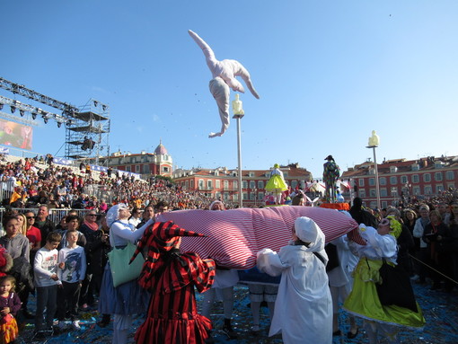 Carnevale a Nizza di domenica pomeriggio sotto un sole primaverile (Fotogallery)