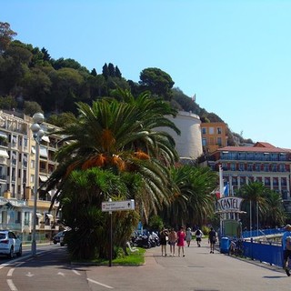 Nizza, il doppio senso torna sul litorale: cantieri notturni e nuovo equilibrio tra auto, pedoni e biciclette