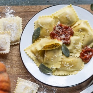 Ravioli di zucca rossa di Nizza con salsa alle noci: il piacere della tradizione provenzale