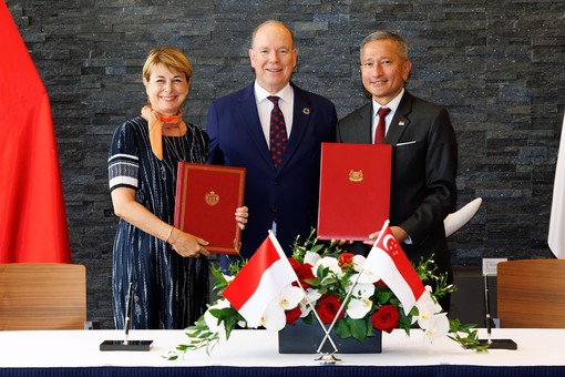 Da sinistra a destra: Isabelle Berro-Amadeï, Consigliere-Ministro per le Relazioni Esterne e la Cooperazione di Monaco, il Principe Alberto II e Dr. Vivian Balakrishnan, Ministro degli Affari Esteri di Singapore. Da sinistra a destra: Isabelle Berro-Amadeï, Consigliere-Ministro per le Relazioni Esterne e la Cooperazione di Monaco, il Principe Alberto II e Dr. Vivian Balakrishnan, Ministro degli Affari Esteri di Singapore.