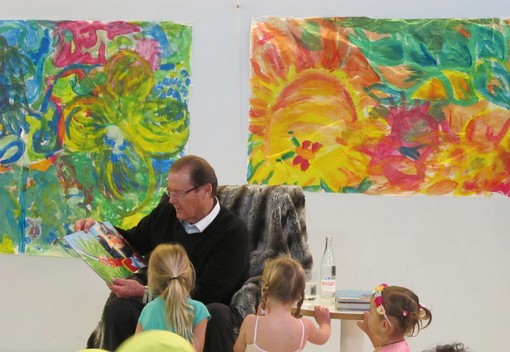 Roger Moore ha festeggiato il suo compleanno a Montecarlo tra i bambini, a leggere libri e giocare, che mito!