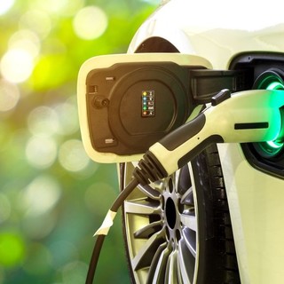 Auto elettriche in aumento: come scegliere l’assicurazione online più conveniente?