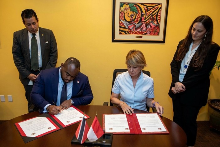 I Ministri degli Esteri di Monaco e di Trinidad e Tobago, Isabelle Berro-Amadeï e Sean Sobers, durante il momento della firma di un comunicato congiunto che sancisce l’istituzione ufficiale delle relazioni diplomatiche tra i due Paesi. © DR