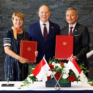 Da sinistra a destra: Isabelle Berro-Amadeï, Consigliere-Ministro per le Relazioni Esterne e la Cooperazione di Monaco, il Principe Alberto II e Dr. Vivian Balakrishnan, Ministro degli Affari Esteri di Singapore.