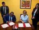 I Ministri degli Esteri di Monaco e di Trinidad e Tobago, Isabelle Berro-Amadeï e Sean Sobers, durante il momento della firma di un comunicato congiunto che sancisce l’istituzione ufficiale delle relazioni diplomatiche tra i due Paesi. © DR
