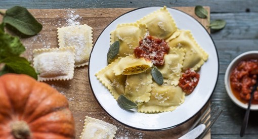 Ravioli di zucca rossa di Nizza con salsa alle noci: il piacere della tradizione provenzale