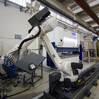 L'era dell'automazione: i robot conquistano le fabbriche e ridisegnano il settore della lamiera