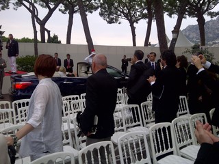 La Lexus con gli sposi che torna al Palazzo