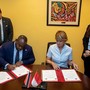 I Ministri degli Esteri di Monaco e di Trinidad e Tobago, Isabelle Berro-Amadeï e Sean Sobers, durante il momento della firma di un comunicato congiunto che sancisce l’istituzione ufficiale delle relazioni diplomatiche tra i due Paesi. © DR I Ministri degli Esteri di Monaco e di Trinidad e Tobago, Isabelle Berro-Amadeï e Sean Sobers, durante il momento della firma di un comunicato congiunto che sancisce l’istituzione ufficiale delle relazioni diplomatiche tra i due Paesi. © DR