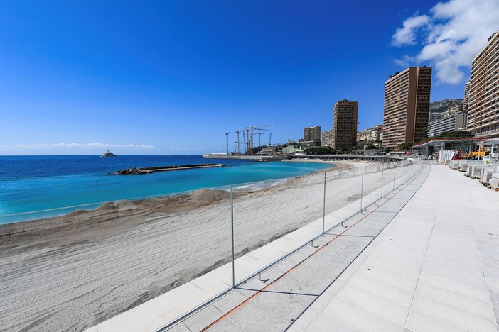 La spiaggia di Larvotto La spiaggia di Larvotto