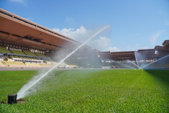 Il campo da calcio dello Stadio Louis II si è rifatto il look per vedere il Monaco protagonista nella nuova stagione