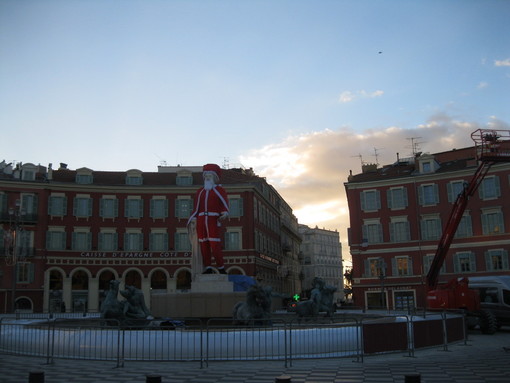 La statua di Apollo in Place Massena a Nizza diventa un insolito Babbo Natale