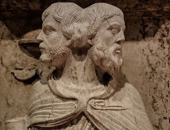 Una scultura del Dio romano Giano Una scultura del Dio romano Giano