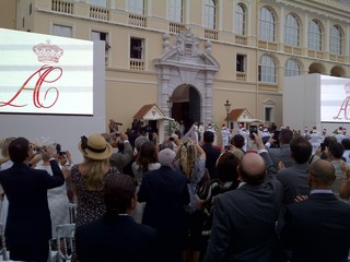 L'uscita degli sposi dal Palazzo vista da lontano