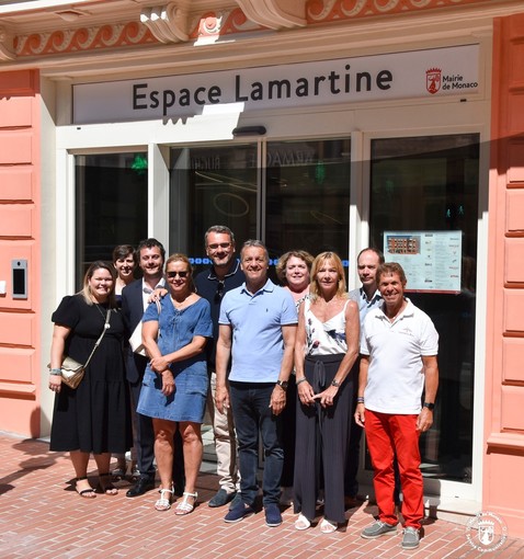Il sindaco ed i consiglieri davanti all'Espace Lamartine (Foto Mairie de Monaco)