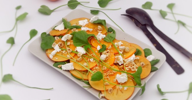 Salade de kakis, chèvre et noix