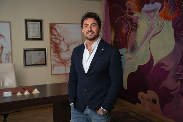 Stefano Lenzi, imprenditore italiano alla guida di Dermaclinique e ideatore del Metodo Snellendo. Stefano Lenzi, imprenditore italiano alla guida di Dermaclinique e ideatore del Metodo Snellendo.
