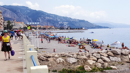 In spiaggia a Mentone l'estate è in sicurezza In spiaggia a Mentone l'estate è in sicurezza