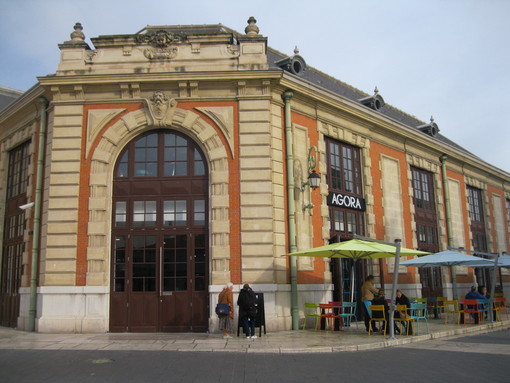 Il municipio di Nizza si tinge di arancione contro le violenze