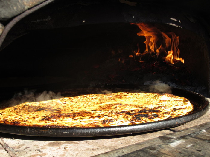 Scopriamo la 'socca' il prodotto tipico di Nizza che assomiglia alla nostra farinata