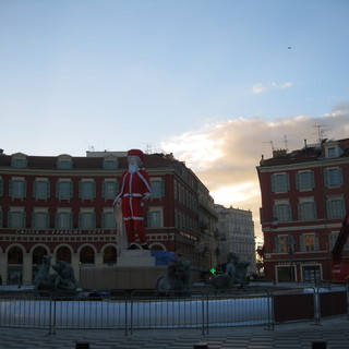 La statua di Apollo in Place Massena a Nizza diventa un insolito Babbo Natale
