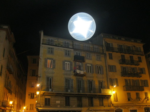 Una grossa stella dentro una bolla vaga su Place Rossetti a Nizza, cos'è?