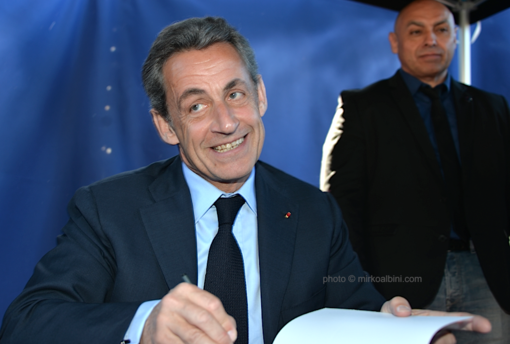 Code per Sarkozy a Nizza che firma autografi del suo nuovo libro
