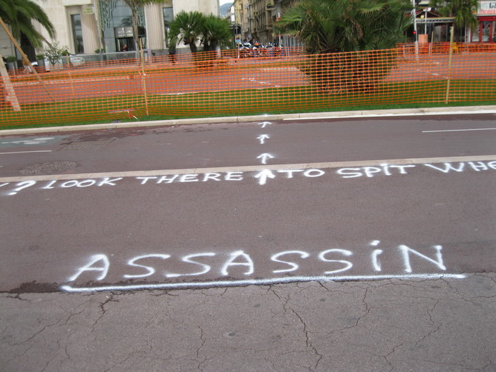 A Nizza, scritte inequivocabili sulla Promenade a tre mesi dalla strage A Nizza, scritte inequivocabili sulla Promenade a tre mesi dalla strage