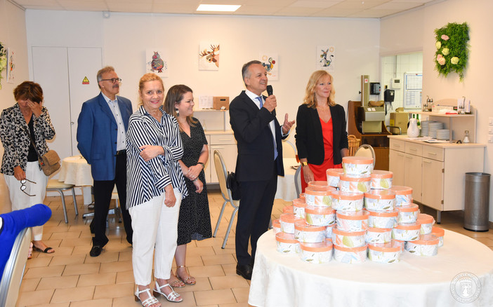 Festa della mamma e dei papà, sindaco ed eletti in visita alle case di riposo di Monaco