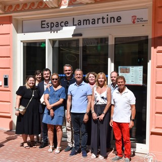 Il sindaco ed i consiglieri davanti all'Espace Lamartine (Foto Mairie de Monaco)