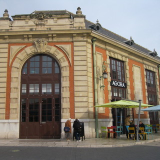 Il municipio di Nizza si tinge di arancione contro le violenze