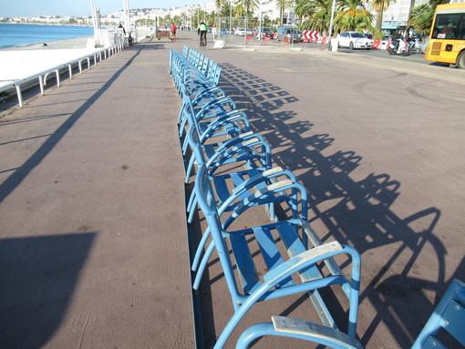 Cosa sta succedendo alle sedie azzurre che caratterizzano, da sempre la Promenade des Anglais a Nizza?