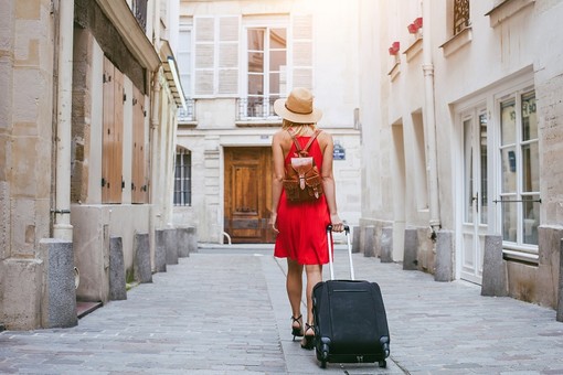 “Obiettivo: meno valigie con le ruote in giro!”, Nizza rafforza i controlli sulle locazioni turistiche