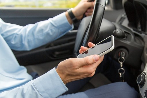 Telefono al volante, giro di vite in Francia: patente sospesa fino a sei mesi