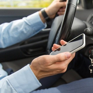 Telefono al volante, giro di vite in Francia: patente sospesa fino a sei mesi