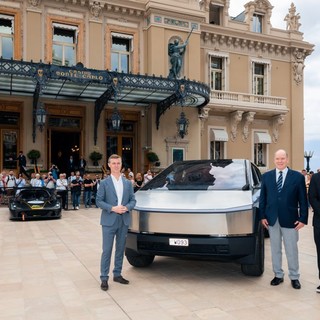 Test drive del Principe Alberto sulle strade del Principato con il Cybertruck Tesla