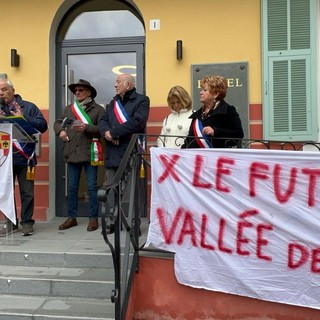 Non c'è neppure più la voglia di protestare: poche decine di persone a Tenda per la manifestazione sul tunnel