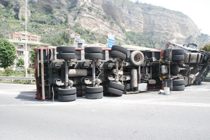 Ventimiglia: velocità troppo elevata in curva, camion si ribalta. Immagini spettacolari Ventimiglia: velocità troppo elevata in curva, camion si ribalta. Immagini spettacolari