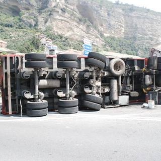 Ventimiglia: velocità troppo elevata in curva, camion si ribalta. Immagini spettacolari