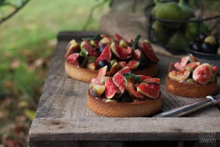 Tarte à la noisette, aux figues, olives et basilic